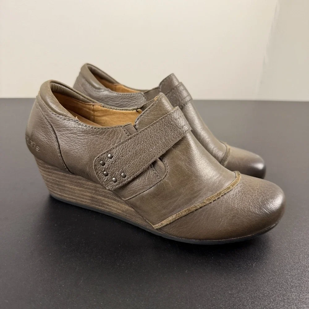Taos Footwear Splurge Wedge Heel Women's 7 Brown Leather Studded Comfort Career